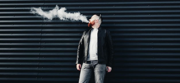 L'homme exhale un nuage de fumée