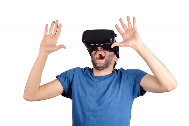 Homme expérimenté en réalité virtuelle.