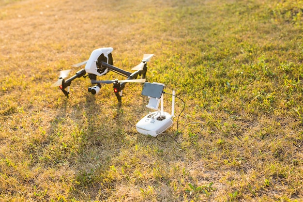 Homme d'exploitation de drone volant ou planant par télécommande dans la nature