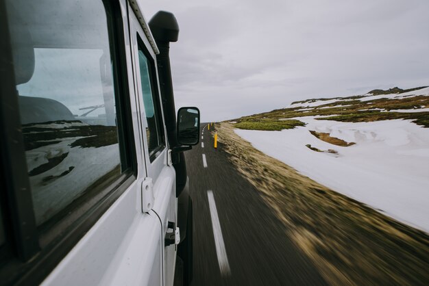 Homme explorant l'Islande. Conduire à travers les terres