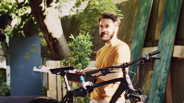 Un homme explore des outils pour la réparation de vélos