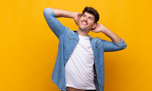 Homme expressif posant dans le studio