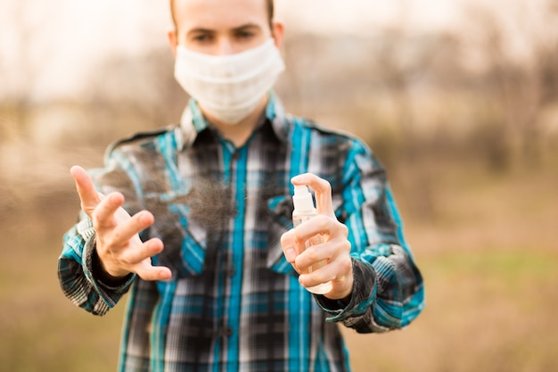 Homme expressif posant avec un masque médical