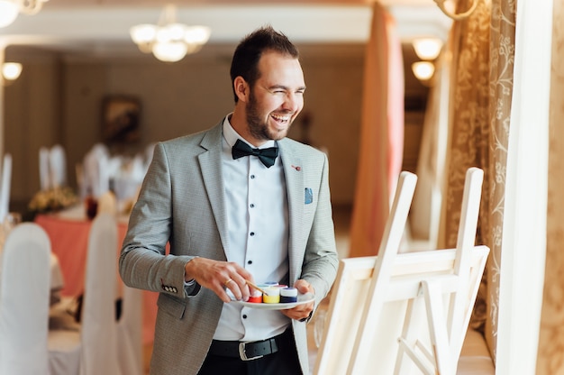 Homme avec une expression faciale heureuse