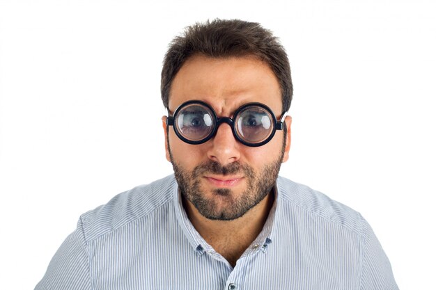 Homme avec une expression surprise et des lunettes épaisses