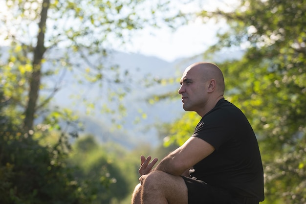 homme à l'extérieur pensant profondément à quelque chose