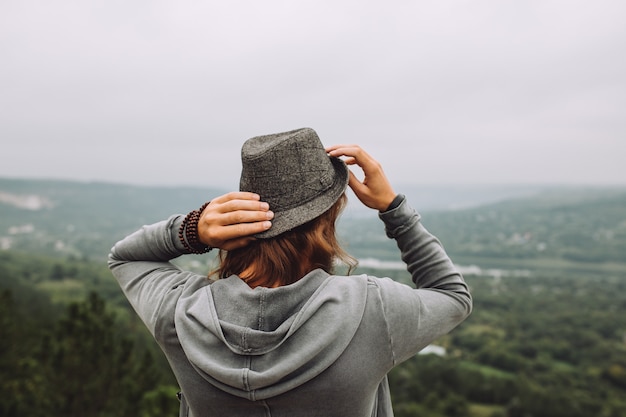 Homme face au magnifique paysage