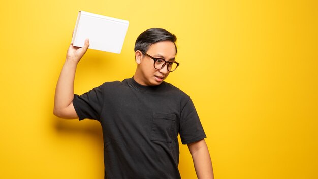 Photo l'homme fâché jette un livre blanc épais