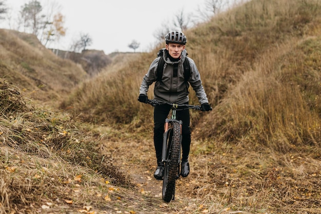 Photo homme, faire du vélo sur chemin de montagne