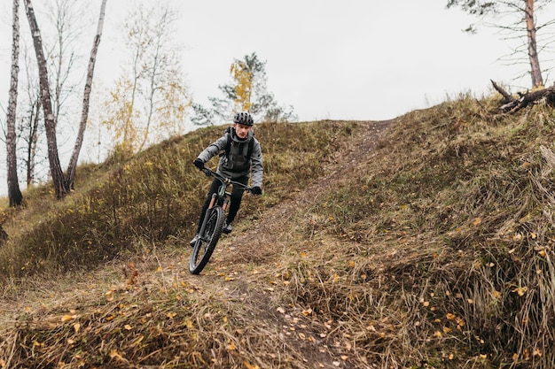 Photo homme, faire du vélo sur chemin de montagne