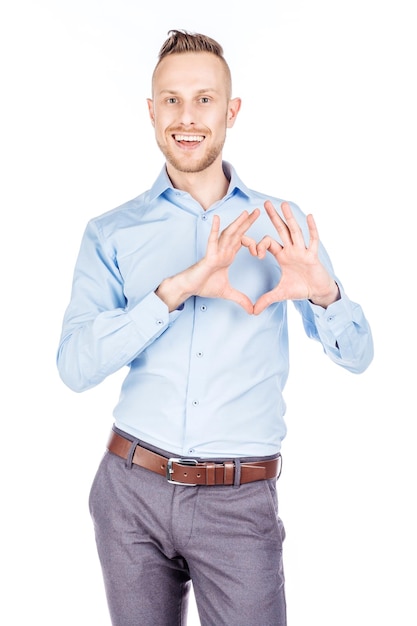 Homme faisant un coeur avec ses mains sur un concept d'émotions et de personnes de fond de studio blanc