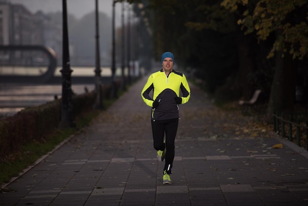 homme faisant du jogging au froid matin d'automne