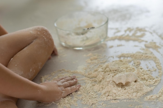 Homme faisant du pain fait maison avec son fils