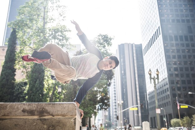 Homme faisant du parkour