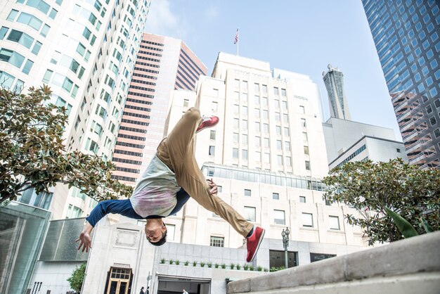 Homme faisant du parkour