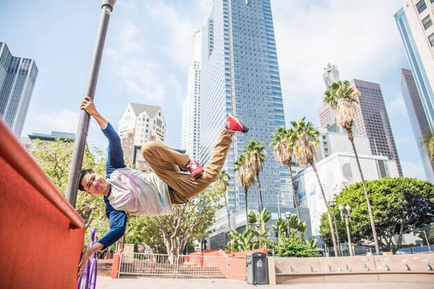 Homme faisant du parkour