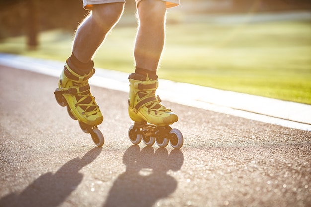 L'homme faisant du patin à roues alignées sur l'asphalte