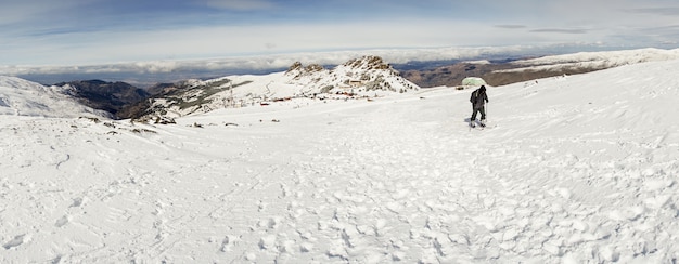 Homme faisant du ski de fond dans la Sierra Nevada