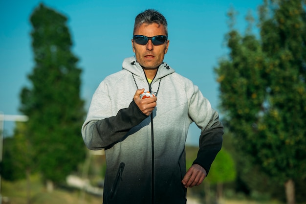 Homme faisant du sport dans un parc