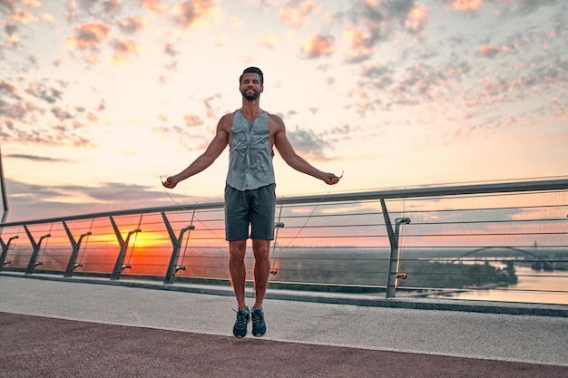 Homme faisant du sport dans la rue