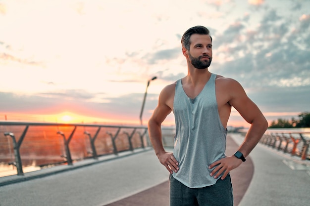 Homme faisant du sport dans la rue