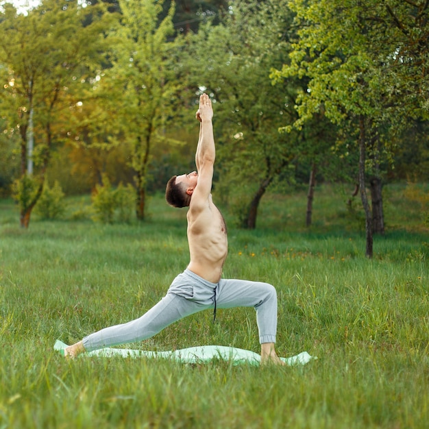 Homme faisant du yoga en plein air