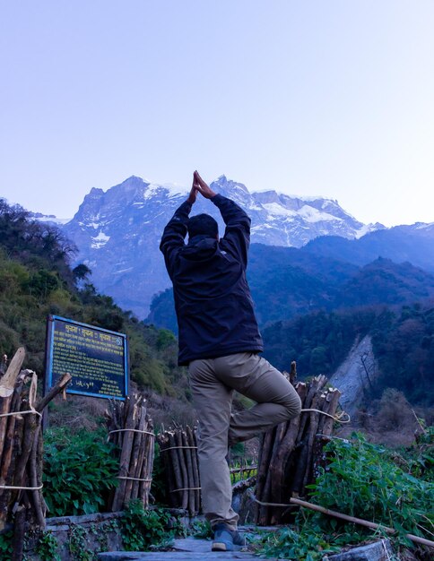 Un homme faisant du yoga sous la nature