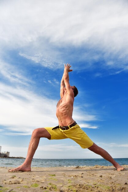 Homme faisant du yoga