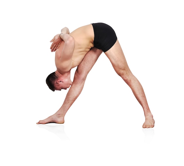 Homme faisant du yoga