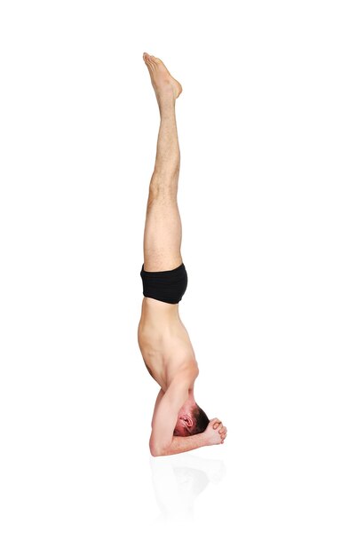 Homme faisant du yoga