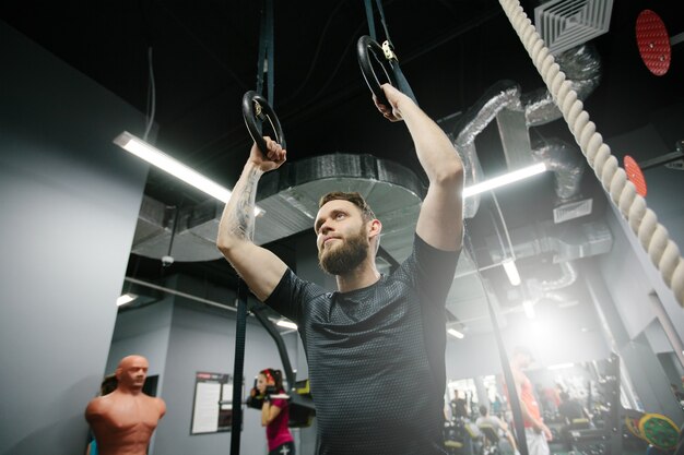 Homme faisant de l'entraînement ou de la formation dans la salle de gym