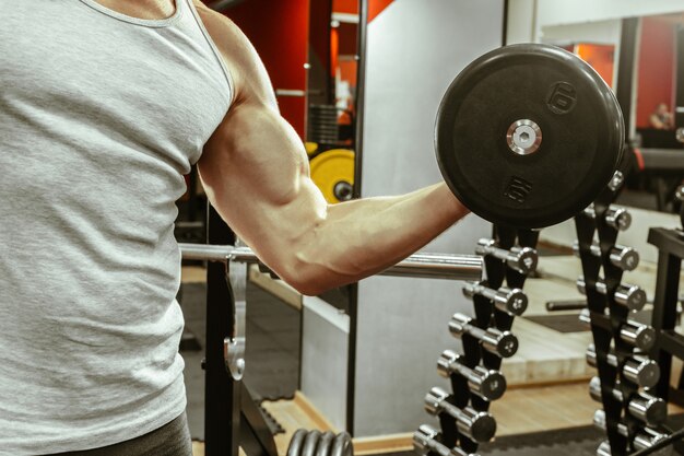 Homme faisant de l'exercice dans la salle de sport locale