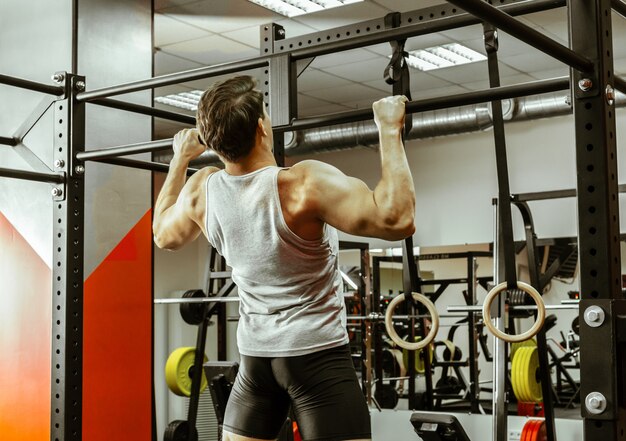 Homme faisant de l'exercice dans la salle de sport locale