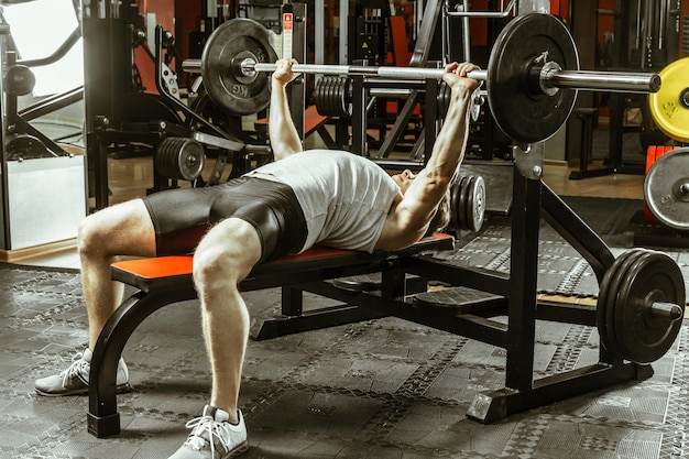 Homme faisant de l&#39;exercice dans la salle de sport locale