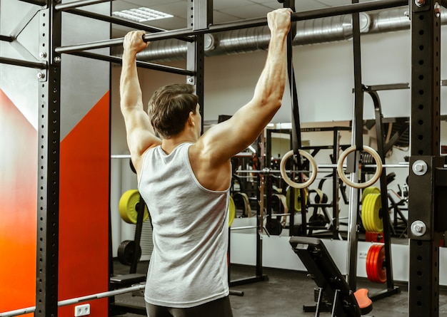 Homme faisant de l'exercice dans la salle de sport locale