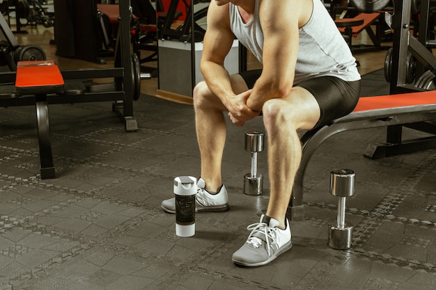 Homme faisant de l'exercice dans la salle de sport locale