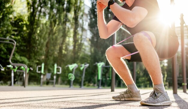 Homme faisant de l'exercice à l'extérieur