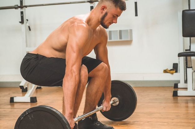 Homme faisant des exercices dans la salle de gym