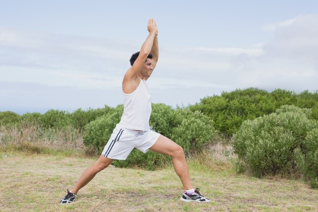 Homme faisant des exercices d&#39;étirement sur le paysage de campagne