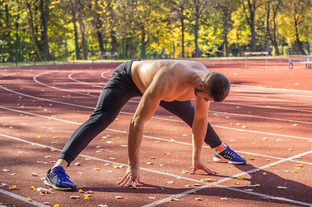 Photo homme faisant des exercices à l'extérieur