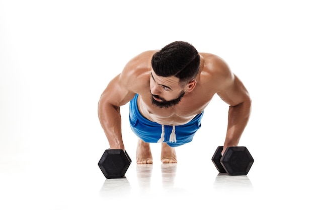 Homme faisant des exercices avec des haltères