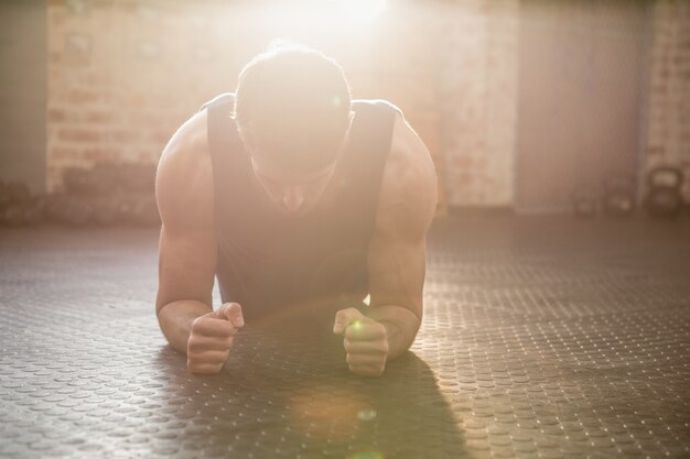 Homme faisant des exercices de planche