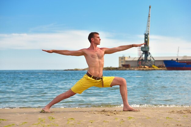 Homme faisant des exercices de yoga