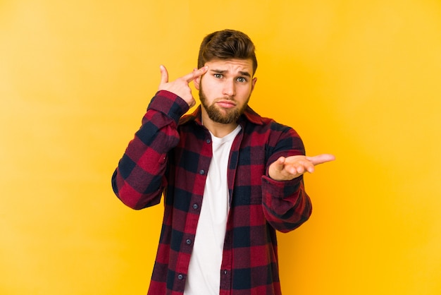 Homme faisant des gestes avec les mains en studio