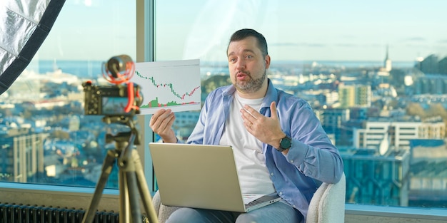 Homme faisant des informations sur la gestion du conseiller financier du blog vidéo d'entreprise vlogger