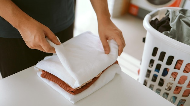 Homme faisant la lessive tenant le panier avec le linge sale de la machine à laver dans le concept de vêtements de blanchisserie du magasin public