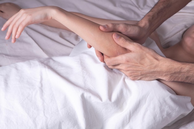 Homme faisant un massage des mains à une femme