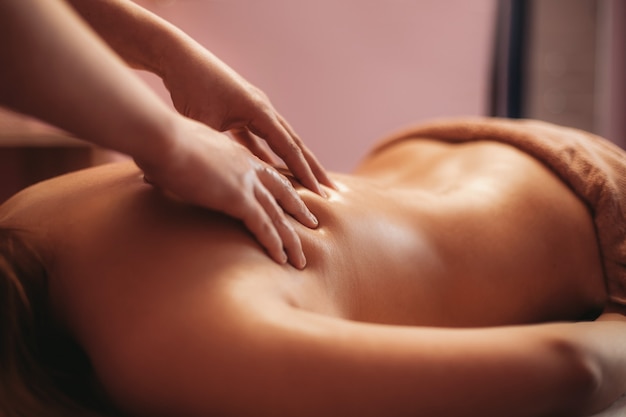 Un homme faisant le massage par ses mains