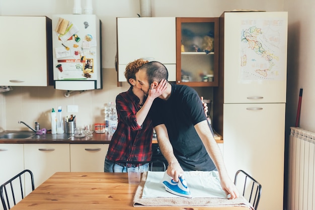 homme faisant le ménage