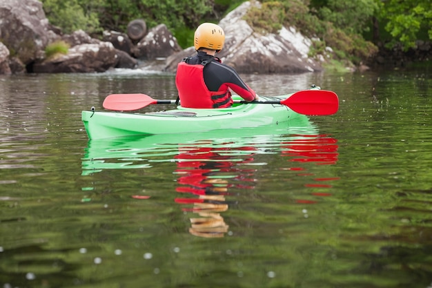 Homme faisant une pause dans son kayak